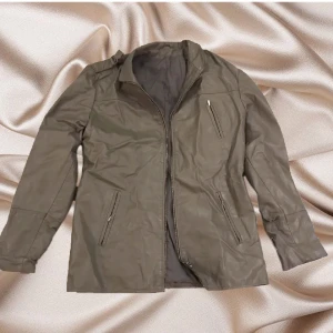 Skinnjacka - Vintage beige skinnjacka, oversized😍