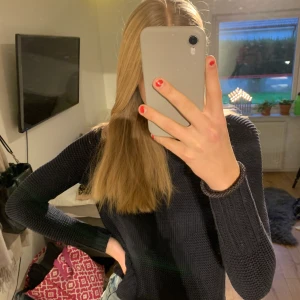 Stickad blå tröja  - Stickad blå tröja från only. Tröjan är helt vanlig förutom att den har en stor stjärna mitt på tröjan som är mycket dekorativt och fint☺️