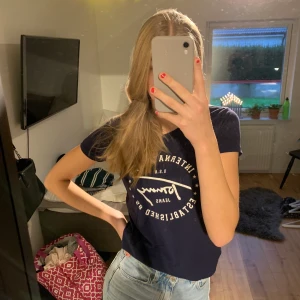 T-shirt från Tommy hilfiger  - T-shirt från Tommy hilfiger i nyskick💕