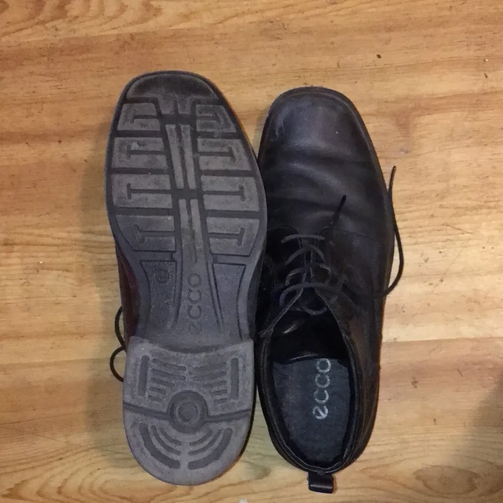 Fina svarta Ecco skor i använt men bra skick. Fluff på insidan vilket ger en varm och mysig känsla . Skor.