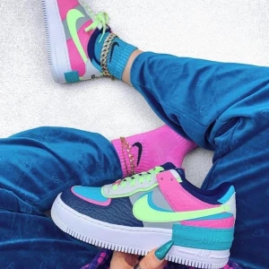 Nike air force 1 wmns - Nike air force 1 wmns i nyskick ! 🌸 Köptes i maj men är använda max 4 gånger 🌸 Köptes på footish för 1399kr 🌸 storlek 36,5 men skulle säga att dom passar både 36 och 37 ! 🌸  Skriv privat för fler bilder 🌸 