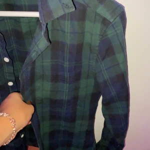 Grön skjorta  - Inte direkt min smak, ingen användning av den, i nyskick:)