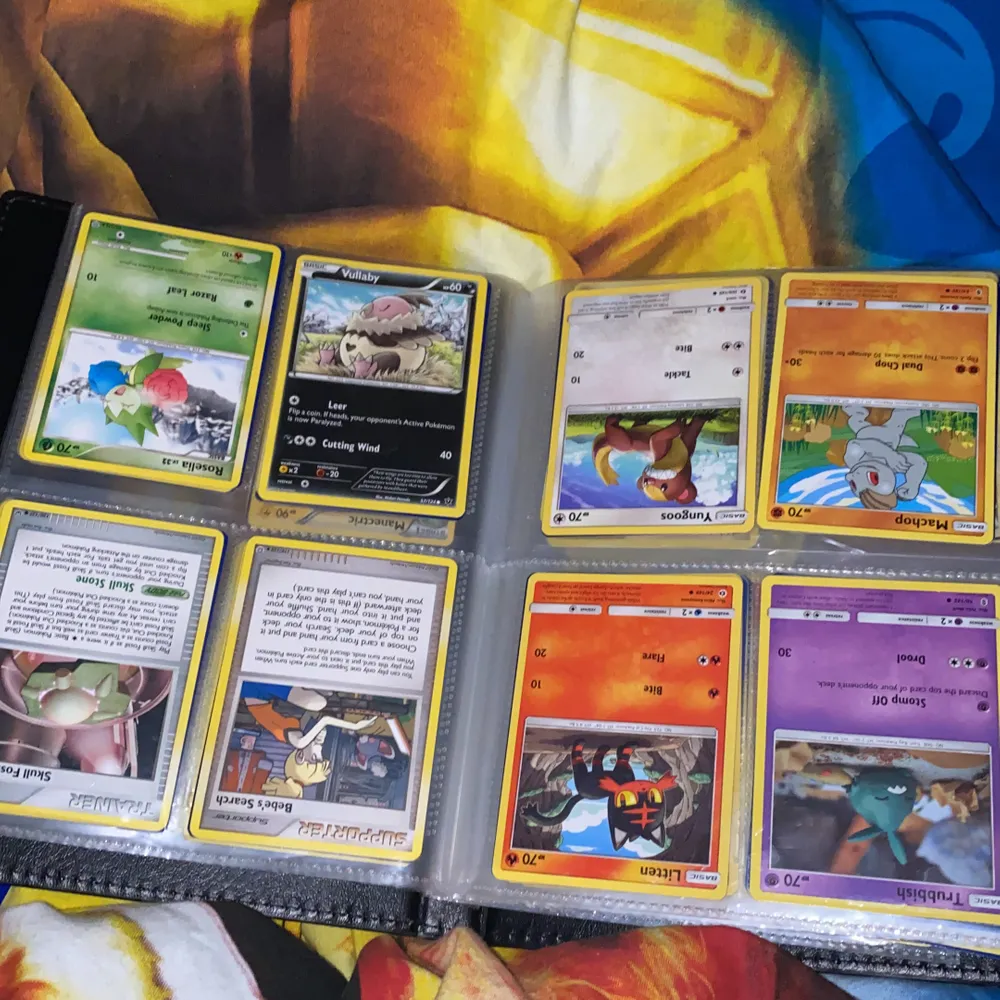Pokémon kort, säljer boken med 160 kort, skriv för fler bilder, alla är i bra skick . Accessoarer.