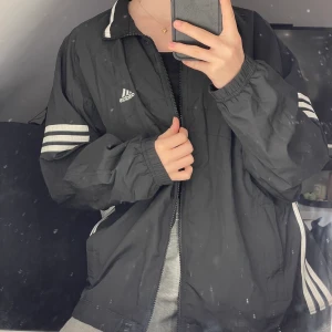 Adidas jacka  - En vind jacka från adidas i st 38 för stor för mig så säljer den  60+ frakt (budning om fler vill ha) 