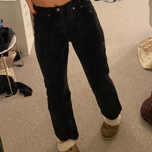 Säljer dessa fina straight-leg svarta jeans från Weekday i modellen Rowe. De är i storlek 28/30 och är högmidjade 