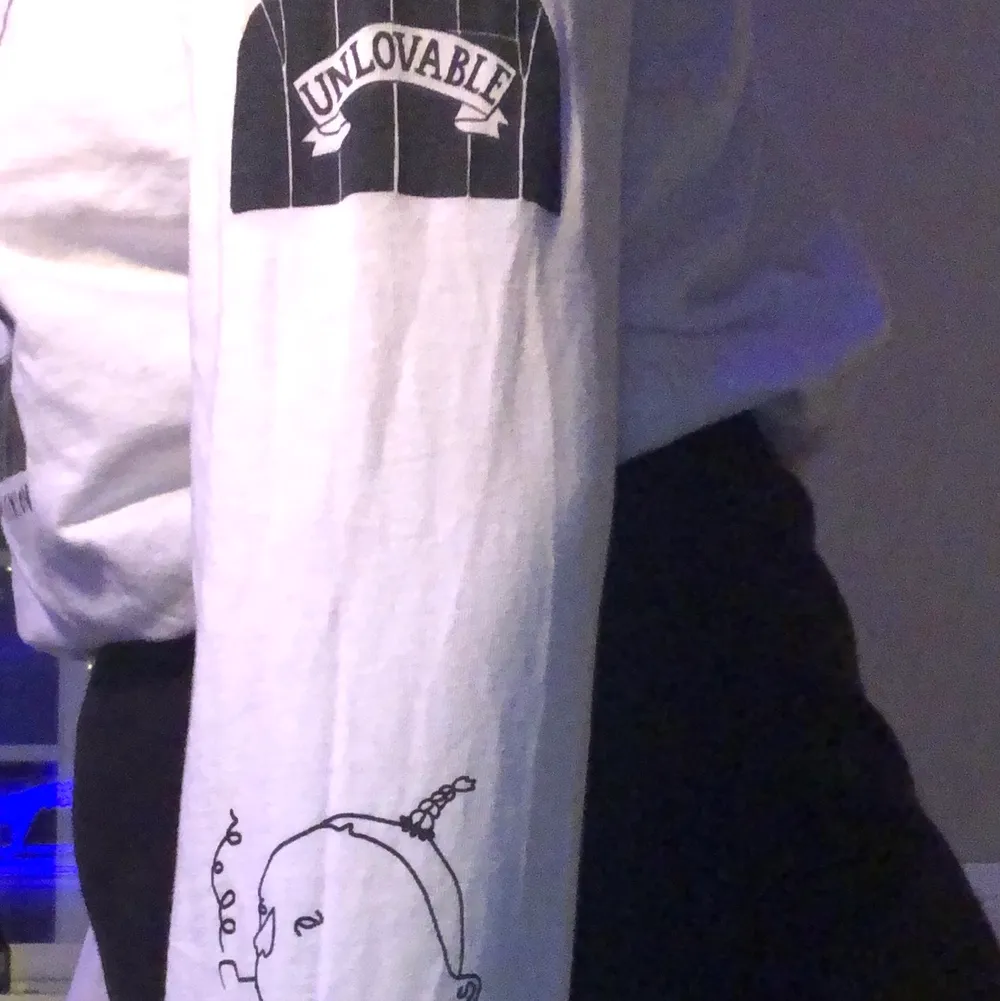 Svincool långärmad T-shirt med Bim Erikssons teckningar. Köpt i hennes pop-up-butik för ett par år sedan men är i nyskick. . T-shirts.