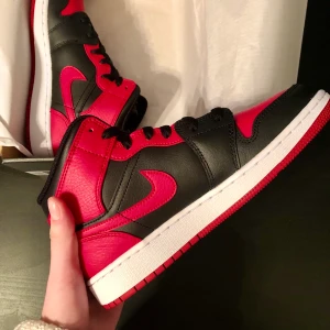 Air Jordan 1 - Bred Mid - Köpta direkt från Nike och kvitto finns!                                ❗️Passar för dig med storlek 36❗️                                       💥Säljer för 1549kr!💥                                                           🔥Fraktas med PostNord dubbelpacketerad🔥