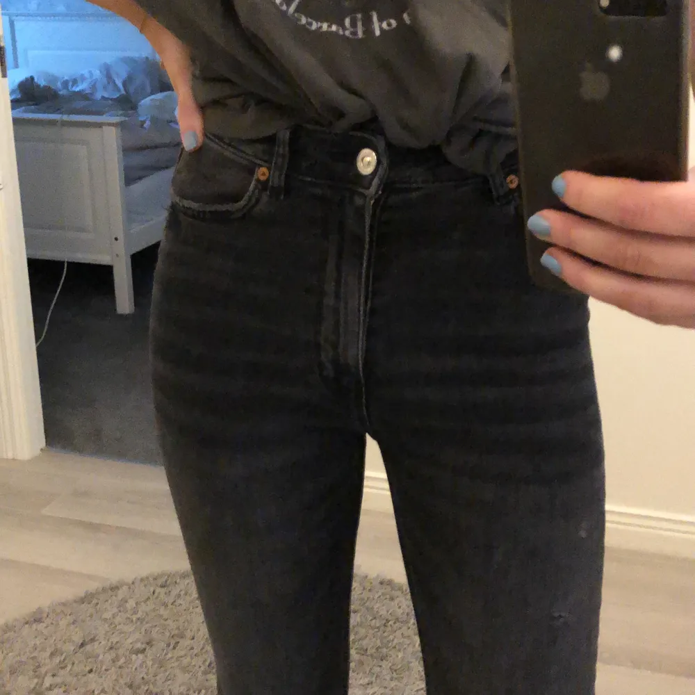 Mörkgråa bootcut jeans från zara, jag är 172cm lång och dom går hela vägen ner i marken på mig . Jeans & Byxor.