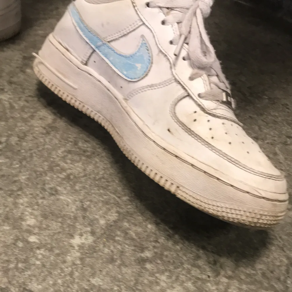 Ett par vita Nike Airforce sneakers! Bra skick då denr använd ett fåtal gånger, dock målad i skofärg som ej går bort i regn / vatten. 😃👍 (storlek 38). Skor.