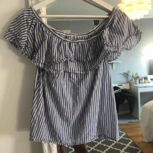  - Off shoulder tröja ifrån ginatricot