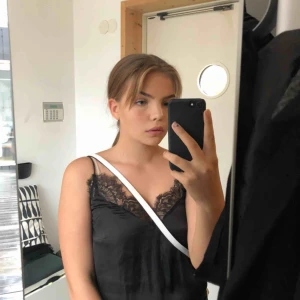  - Ett fint linne i sammet med prislapp kvar. Inköpt för 299kr. Ser snygg ut att använda över en t shirt. På mig som vanligtvis har 38 så sitter den lite tajt över brösten. Möts upp eller fraktar