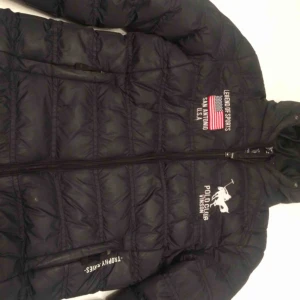  - Storlek 140 pojke jacka använd en vinter köpt för 900kr 