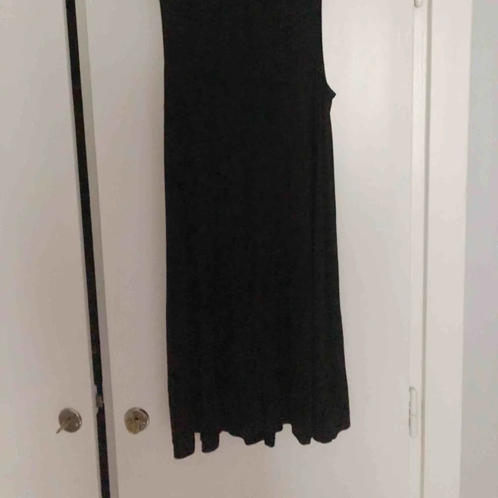 Enkel svart klänning, lös passform.. Klänningar.