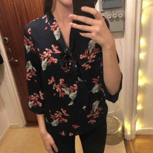  - Blommig blus med knyte framtill, använd 1 gång, fint skick! Priset är inklusive frakt, betalning sker via swish💃🏽