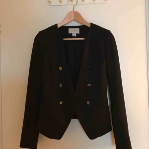  - Svart kavaj i strl 36. Endast använd en gång!