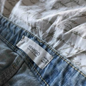  - Snygga jeans från mango! Dom är i bra skick och väldigt snygga. Säljer dom för jag har blivit för lång så dom är ganska korta på mig