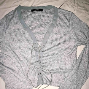  - Tröja med snörning från Bikbok. Använd en gång