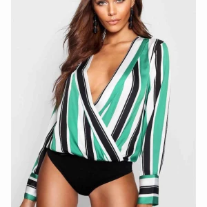  - Wrap stripe Bodysuit från Boohoo strl 38. Jag köpte den förra veckan med andra plagg  men tyvärr så är liten på mig . Jag vill inte returnera då kostar det extremt mycket för att skicka tillbaka paket dvs mer än själva köpet. 