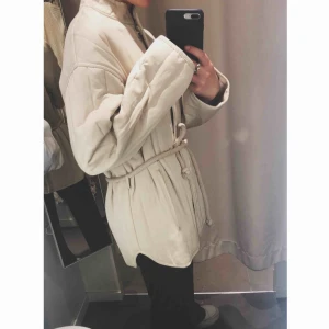  - Oanvänd jacka från hm med knyt/skärp i midjan 