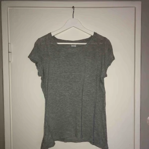  - Grå vanlig T-shirt
