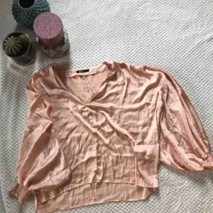  - Så snygg champagnefärgad blus med ballongärmar. Använd en endaste gång. Köpare betalar frakten