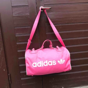  - Vintage adidas weekend bag / gym bag. 80-tal. Trevligt använt skick. Kan hämtas i Uppsala eller skickas mot fraktkostnad