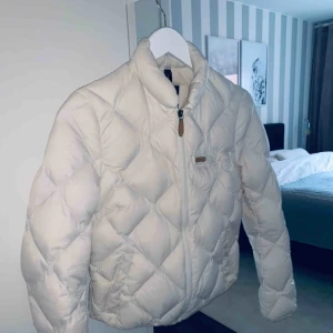  - Superfin peakjacka i mycket bra skick. Använd ett fåtal gånger. 