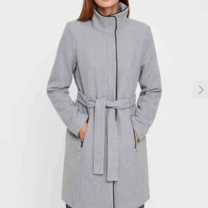  - Jättefin kappa från Vero Moda, köpt i år och endast använd ett fåtal gånger. Det har gått hål i innerfodret i fickorna, men det är lätt att sy ihop om man tycker att det stör 😊 Annars är jackan i superbra skick! 