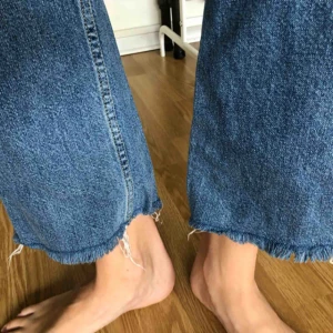  - Raka jeans med hög midja & avklippta anklar från & other stories. Står storlek 28 i men upplever de mer som 27. Obs jag är 1,80 därav är de lite croppade på mig egentligen är de fullängd. Använda max 3            gånger, i toppskick. Priset är inkl frakt.