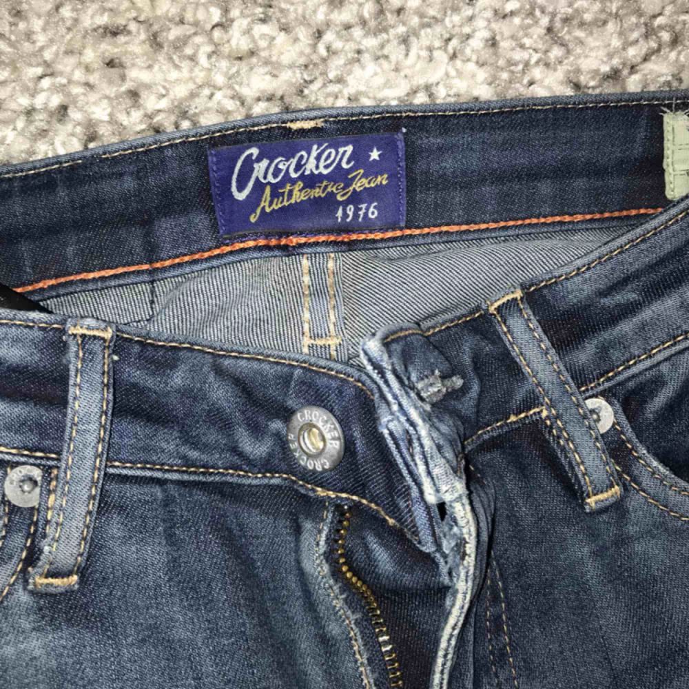Säljer dessa bootcut jeans från crocker i strl W-25 L-33 (XS-S) , nypris 799kr, mitt pris - 200kr💖💖. Jeans & Byxor.