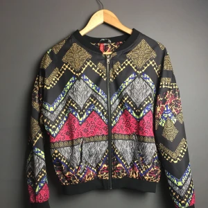  - Tunn jacka från H&M som kan användas som tröja nu under kallare tider. Storlek XS-S.