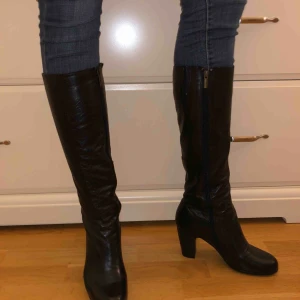  - Säljer mina superfina ”stövlar” med klack då de inte kommer till användning. Står konstigt nog inte vad det är för storlek på dem, vad jag kan hitta, men de skulle passa personer med storleken 37-39. Frakt ingår inte🥰