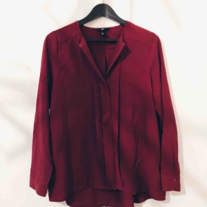  - Vinröd blus från HM. Skickas mot frakt eller möts upp i centrala STHLM.