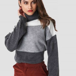  - Grårandig stickad tröja med polo. Endast använd en gång då jag har för många stickade tröjor 😅. Den är alltså i bra skick! Nypris 399kr