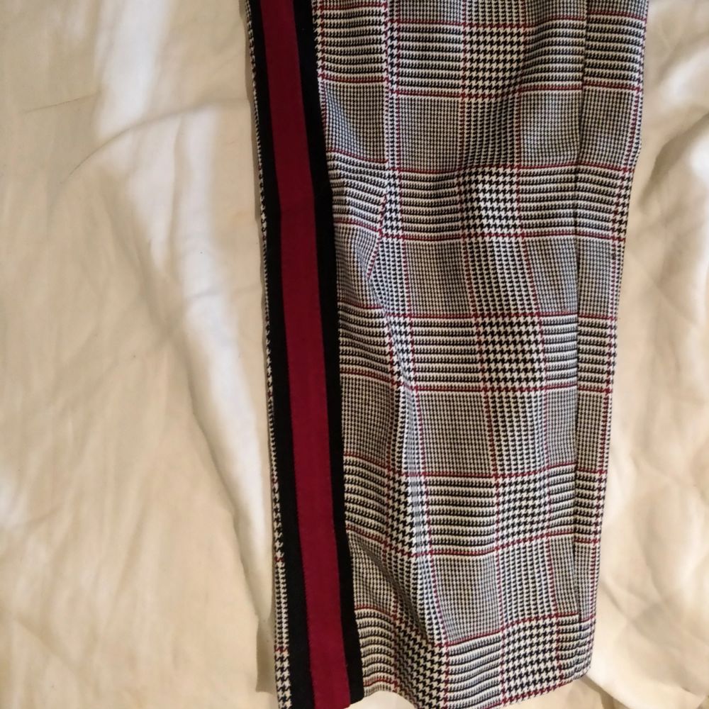 Soft-looking comfortable trendy autumn trousers, gray-colored with a red stripe from ZARA. Selling then I bought the same in one size larger and forgot to return these. Totally unused with the price tag left!. Jeans & Byxor.