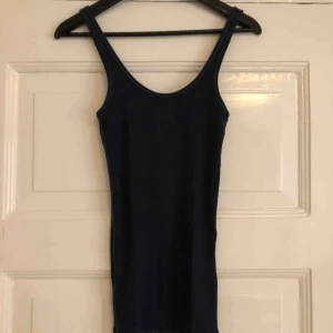  - Marinblått linne i fint skick. 