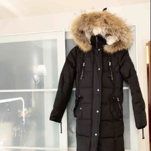  - Säljer vinterjacka från Rockandblue Använd minst 1 månad så är i fin skick! Storlek 36 Kaninpäls i luvan och avtagbart päls av tvättbjörn 5 framfickor och 3 innerfickor med dragkedja 80% dun och 20% fjäder så det är en varm jacka! Nypris 4995