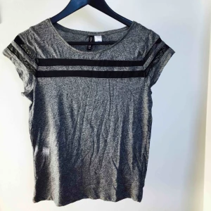  - Mörkgrå t-shirt med svart lace, mycket bra skick! 