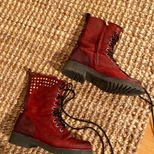  - Röda skinnkängor från Wrangler, grymt sköna och fantastisk kvalité. Använda en gång, säljes endast pga. Inte min stil längre. 