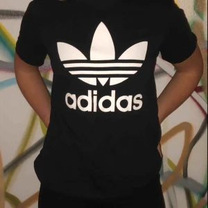  - Tröja från adidas använd 4 gånger. Bra skick och inga slitningar på trycket. Stor i storlek, skulle nog säga att den sitter som S och inte XS. 100kr men du står för frakten! Ca 50kr.
