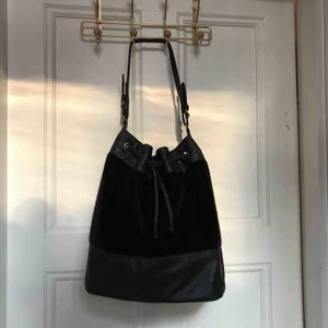  - Väska i fakeskinn! Ca 30 cm hög och 25 bred