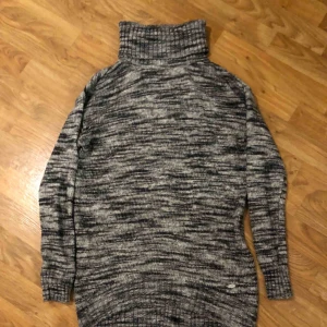  - Säljer en oversized stickad med polokrage i storlek xs. Finns att hämta i Norrköping eller så tillkommer frakt kostnad på 50kr. Vid intresse kan fler bilder skickas!