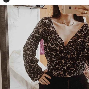  - Säljer denna fina blus, använd max 5ggr. Den är omlott, och ribbad och tyget känns väldigt lätt typ som silke. Frakt ingår 