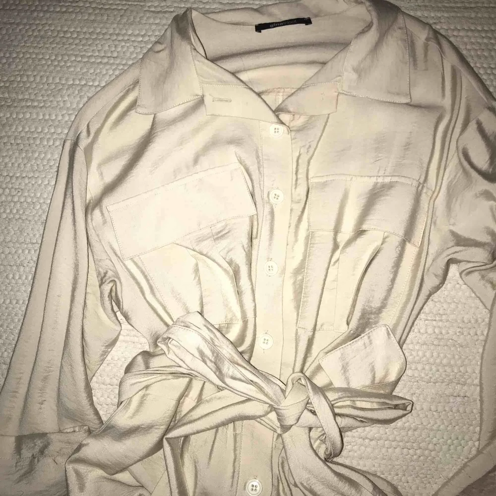 En jumpsuit köpt här på plick från Gina men använder inte. Glansigt beige material i strl. XS men passar även S. Jeans & Byxor.