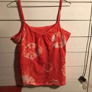  - Korallrött linne med Tie-dye. Kan mötas upp i Gävle eller skicka då köparen står för kostnaden 😘