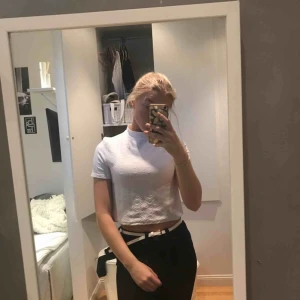  - Vit tajt topp med lite högre krage. Bra skick! Fraktas eller möts upp i Uppsala