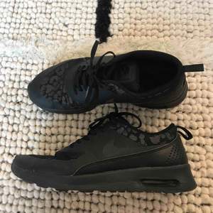 Nike air max thea i svart med refelxmönster i leopard. 