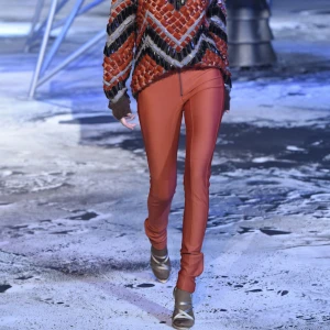  - Sjukt snygga H&M STUDIO AW 15 byxor/tights i den perfekta rost-orangea färgen nu till hösten. Använda en gång så ser helt oanvända ut. Snygg detalj i benen där man kan öppna med dragkedja. Hämtas upp runt Södermalm eller T-centralen alternativt skickas mot fraktkostnad.