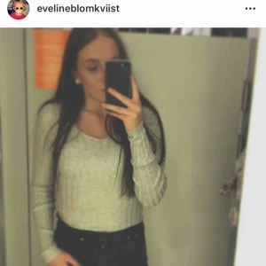  - Grå jättefin tröja som jag använt vid några få tillfällen! Strl S men skulle säga att den passar XS-M,jag på bild är en M.  -Kan mötas i Västerås annars står du för frakten💞 -Betalning sker via Swish