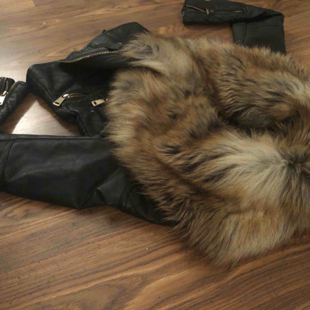 River Island skinnjacka med äkta avtagbar päls och med gulddetaljer. Som ny, endast använd ett fåtal gånger. Ser pälsen lite ”ruffsig” ut är det bara och borsta till den med en vanlig hårborste. Pris kan diskuteras vid snabb affär. Jackor.